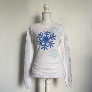 White & blue waffle knit snowflake graphic top.